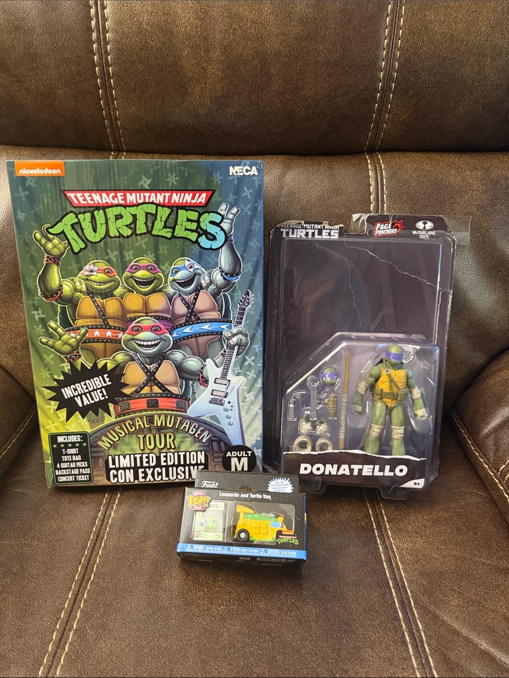 3pc LOT •TMNT• Con Exclusive + Donatello Figure + Bitty Pop Leonardo